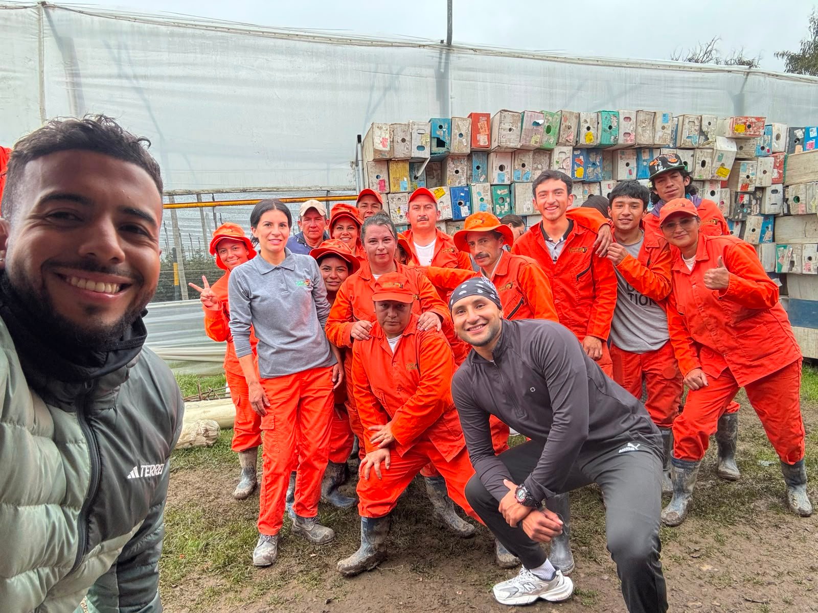Equipo operativo participando en una jornada de bienestar de Club Fito