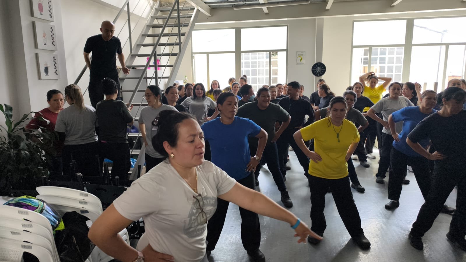 Personas participando en una sesión de movimiento guiada por Club Fito