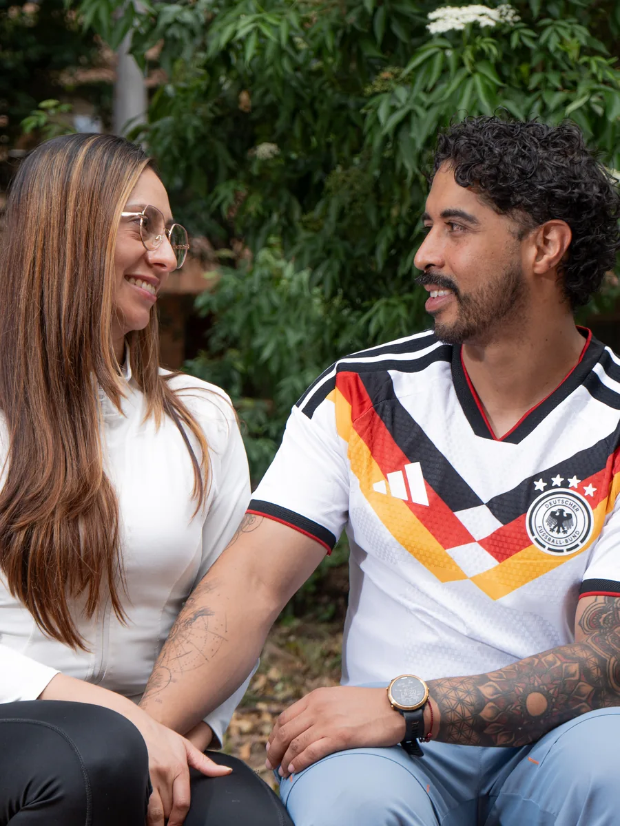 Rodolfo y Lindybell conversando y sonriendo en un parque de Bogotá.