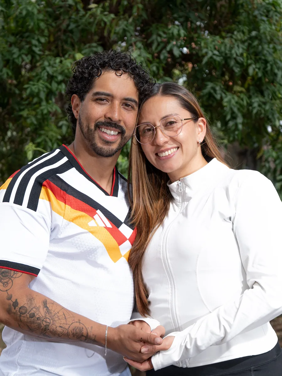 Rodolfo Laitano y Lindybell Gallo, fundadores de Club Fito Fitness, juntos en un parque.